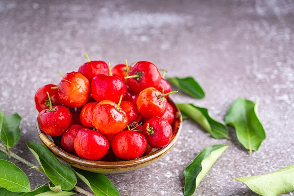 Reife Rote Kirschen Einer Keramikschale Mit Blättern Auf Steinhintergrund Raum — Stockfoto