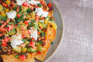 Kıymalı domuz cipsinin en üst görüntüsü. Mesaj için yer var. Meksika yemeği kavramı