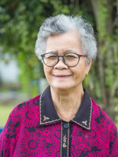 Retrato Una Mujer Asiática Mayor Con Anteojos Sonriendo Mirando Cámara — Foto de Stock