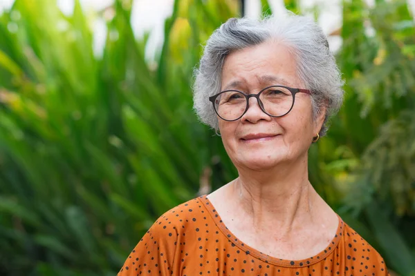Retrato Una Mujer Asiática Mayor Con Anteojos Sonriendo Mirando Cámara — Foto de Stock