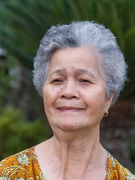 Mujer Mayor Con Pelo Blanco Corto Sonriendo Mirando Cámara Mientras —  Fotos de Stock