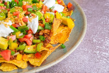 Kıymalı domuz cipsinin en üst görüntüsü. Mesaj için yer var. Meksika yemeği kavramı