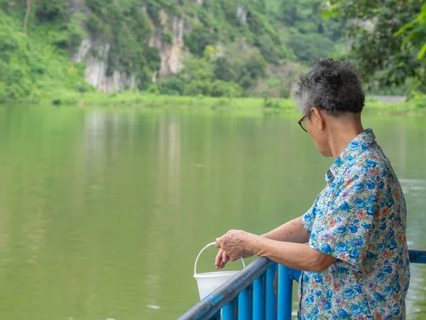 Retrato Una Mujer Asiática Mayor Sosteniendo Cubo Plástico Blanco Pie — Foto de Stock