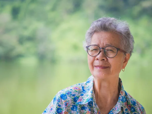 Retrato Una Anciana Asiática Sonriendo Mirando Cámara Mientras Estaba Pie — Foto de Stock