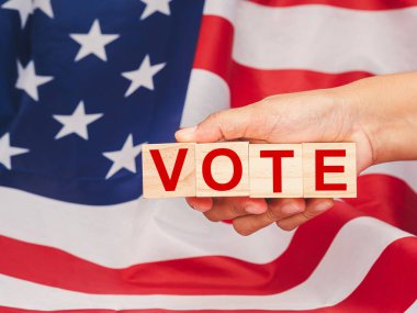 Amerikan bayrağı arkaplanına sahip ahşap küplerle oylama yapıldı. Birleşik Devletler başkanlık seçimi. Siyaset ve oylama kavramsal