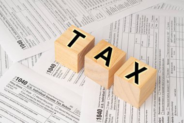 Tahta küplerin üzerindeki vergi kelimeleri. Vergi formları ve hesaplamalarında yardım. İş, finans, kredi, gelir, tasarruf, yatırım, takas, vergi kavramı