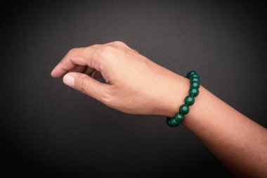 Yeşim bilezik ya da bileklik siyah arka planda. Üst Manzara. Yakın plan fotoğraf.