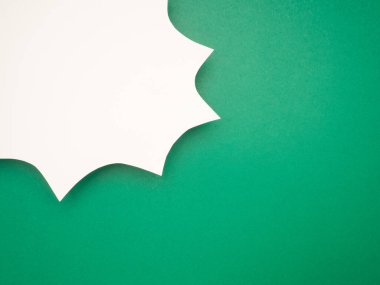 Yeşil arkaplandaki boş bir beyaz çizgi roman konuşma balonunun parçası. Mesaj için yer var. Üst görünüm