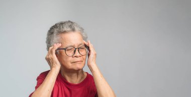 Ağır baş ağrısı olan yaşlı bir Asyalı kadın felç, beyin krizi ya da migrenden muzdarip. Beyin hastalıkları kronik şiddetli baş ağrılarına neden olur. Yaşlılar ve sağlık konsepti