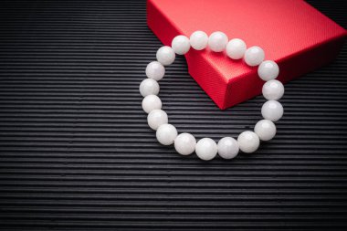 Siyah arka planda beyaz bilezik ya da bilezik. Üst Manzara. Yakın plan fotoğraf.