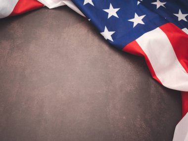 Amerikan bayrağının bir kısmı eski bir arka planda ve metin için fotokopi alanı var. Üst Manzara. Yakın plan fotoğraf.