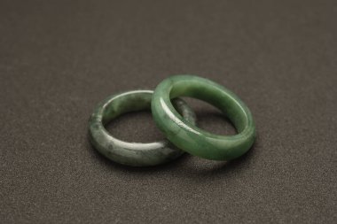 Siyah arka planda yeşil yüzüklerin üst görüntüsü. Yakın plan fotoğraf.