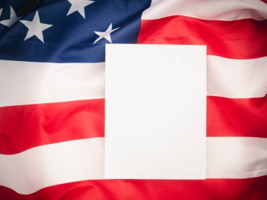 Amerikan bayrağının üzerinde boş bir beyaz kağıt. Mesaj için yer var. Reklam kavramı