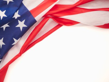 Amerikan bayrağının bir kısmı beyaz arka planda. Mesaj için yer var. Yakın plan fotoğraf.