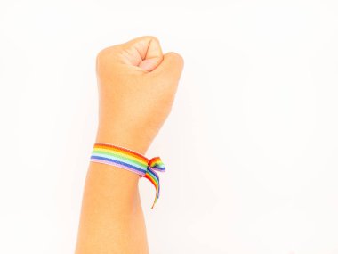 Beyaz bir arka planda bileklikte gökkuşağı bilekliğinin üst görüntüsü. Yakın plan fotoğraf. Cinsiyet çeşitliliği kavramı
