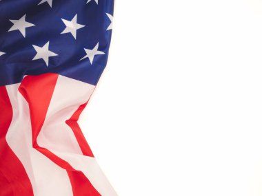 Amerikan bayrağının bir kısmı beyaz arka planda. Mesaj için yer var. Anma Günü için ABD bayrağı, 4 Temmuz, ya da İşçi Bayramı, vs. Yakın plan fotoğraf. Düz yatıyordu. Üst görünüm