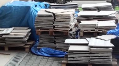 Yağmurdan korunan bir yapı malzemesi yığını.