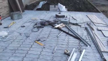 Kiremitleri kesmek ve yüklemek için araçlar hazırlandı