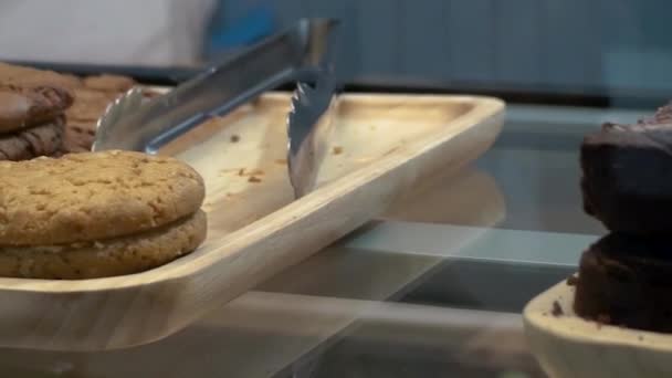 Kekler Kurabiyeler Waffle Lar Pencerede Duruyor — Stok video
