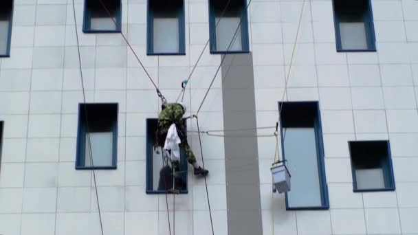 Alpinista Industrial Trabalha Uma Altitude — Vídeo de Stock