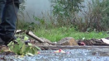 İşçi, ark kaynaklarıyla yağmur suyu kanalizasyonunu kaynaklıyor