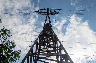 yüksek voltaj güç hattı