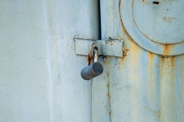 Demir kapıdaki eski kilit