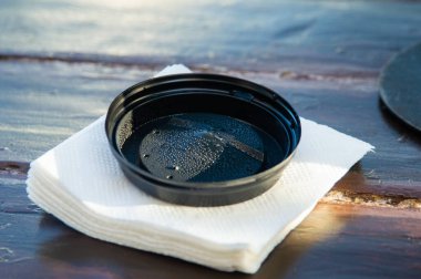 Peçetenin üzerinde yoğun damlalar bulunan plastik bir kapak.