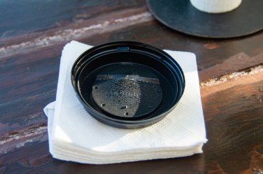 Peçetenin üzerinde yoğun damlalar bulunan plastik bir kapak.