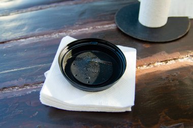 Peçetenin üzerinde yoğun damlalar bulunan plastik bir kapak.