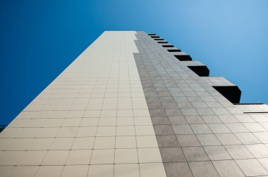 Yüksek bir binanın alt manzarası