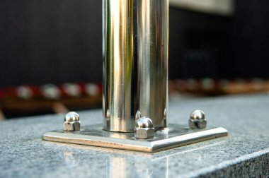 Metal borular tamir ediliyor.