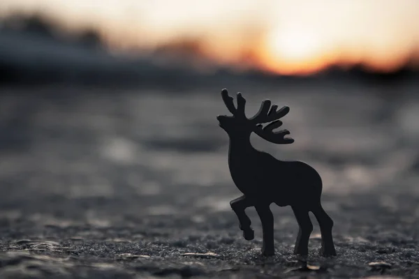 黄金时段 一只玩具红鹿在朦胧的夕阳西下啼叫的轮廓的水平概念摄影 — 图库照片