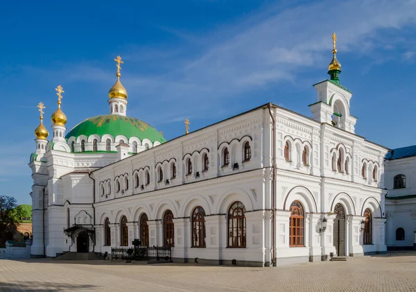 Gammal vit kloster i Kiev Pechersk Lavra. Ortodoxa kristna m Stockbild