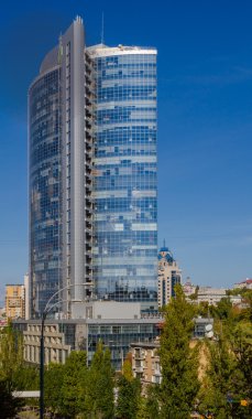 Gökdelen mavi gökyüzü arka plan üzerinde. Kiev.