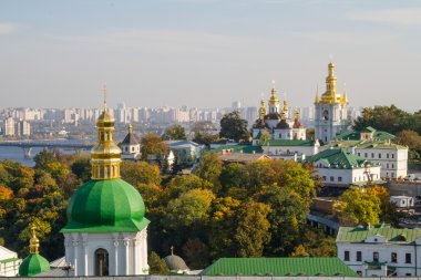 Sonbahar arka planda Kiev Manastırı