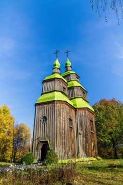 Sonbahar orman arka plan üzerinde eski ahşap kilise