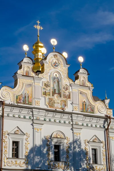 Antiguo monasterio blanco en Kiev Pechersk Lavra. Cristiano ortodoxo — Foto de Stock