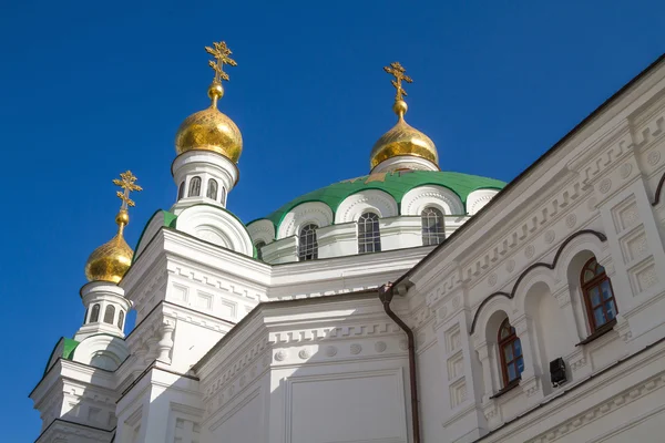 Antiguo monasterio blanco en Kiev Pechersk Lavra. Cristiano ortodoxo — Foto de Stock