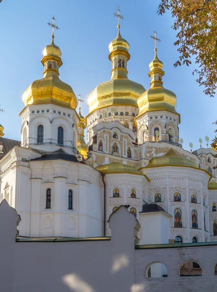 Gammal vit kloster i Kiev Pechersk Lavra. Ortodoxa kristna m Stockbild