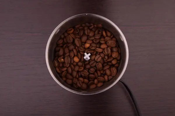 Kahve öğütücüsünde kahve çekirdekleri