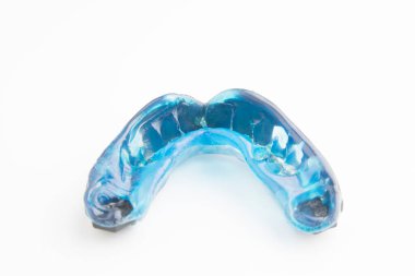 Beyaz arkaplandaki dişler için ağız koruması