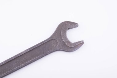 Beyaz arkaplanda eski demir anahtar