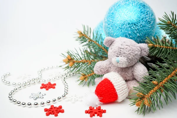 Świąteczna Kartka Zabytkowym Misiaczkiem Otoczonym Zabawkami Świątecznymi Czerwoną Czapką Mikołaja — Zdjęcie stockowe