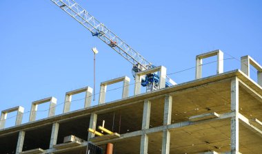 Bir kule vinci kullanarak konut inşaatı