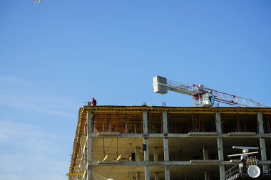 Bir kule vinci kullanarak konut inşaatı