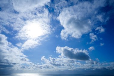 Tüylü beyaz bulutları olan güzel mavi gökyüzü