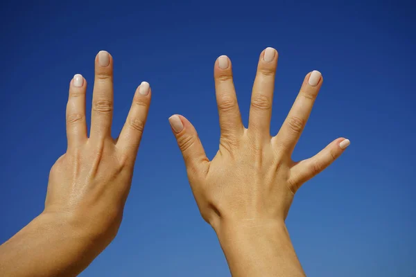 Vrouwenhanden Tonen Het Getal Acht Tegen Een Wolkenloze Blauwe Lucht — Stockfoto