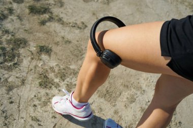 Deniz kıyısındaki dağlarda koşu yapan bir kadın.