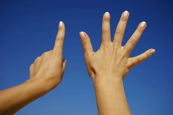 Женские Руки Показывают Номер Шесть Безоблачном Голубом Небе — стоковое фото